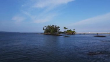 Açık bir günde Hilo Bay, Hawaii ve Mauna Kea 'nın hava manzarası. Yüksek kalite 4k görüntü