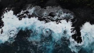 Havalimanı kıyısı kayalık güzel dalgalar Hawaii. Büyük ada, en büyük, en volkanik varış yeri. Yüksek kalite 4k görüntü