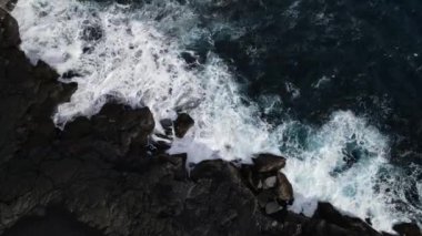 Havalimanı kıyısı kayalık güzel dalgalar Hawaii. Büyük ada, en büyük, en volkanik varış yeri. Yüksek kalite 4k görüntü