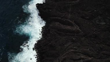 Hawaii 'deki kıyı kayalık dalgaları. Büyük ada, en büyük, volkanik hedef