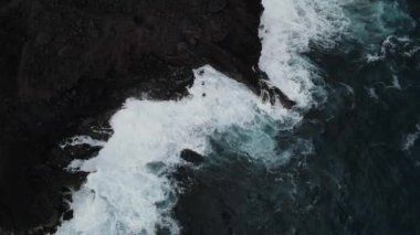 Hawaii 'deki kıyı kayalık dalgaları. Büyük ada, en büyük, volkanik hedef