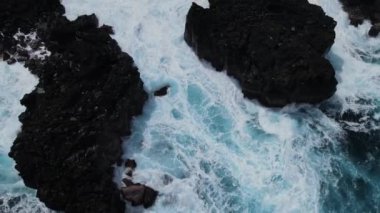 Hawaii 'deki kıyı kayalık dalgaları. Büyük ada, en büyük, volkanik hedef