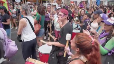 8 Mart 2024 'te Buenos Aires, Arjantin' de düzenlenen protestoda kadınlar grubu