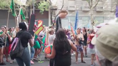 8 Mart 2024 'te Buenos Aires, Arjantin' de düzenlenen protestoda kadınlar grubu