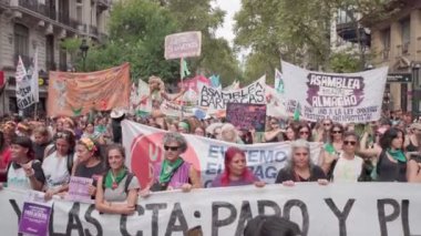 8 Mart 2024 'te Buenos Aires, Arjantin' de düzenlenen protestoda kadınlar grubu