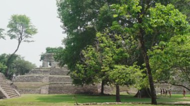 Palenque, Chiapas, Meksika 'daki Maya harabelerinde yaşayan insanlar. Yüksek kalite 4k görüntü