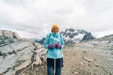 Arjantin 'in Tierra del Fuego ilindeki Ushuaia' da Laguna 5 Cinco Hermanos 'da turist. Yüksek kalite fotoğraf