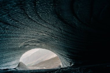 İçeriden yuvarlak buz mağarası manzarası. Cueva de Jimbo, Ushuaia, Tierra del Fuego. Yüksek kalite fotoğraf