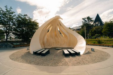 Ushuaia, Arjantin - 28 Ocak 2023 Ushuaia Monumento Antiguos Pobladores Anıtı. Yüksek kalite fotoğraf