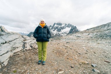 Arjantin 'in Tierra del Fuego ilindeki Ushuaia' da Laguna 5 Cinco Hermanos 'da turist. Yüksek kalite fotoğraf