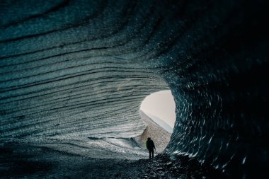 İçeriden yuvarlak buz mağarası manzarası. Cueva de Jimbo, Ushuaia, Tierra del Fuego. Yüksek kalite fotoğraf