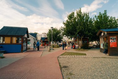 Ushuaia, Arjantin - 2 Aralık 2023 Ushuaia şehrinin karlı dağlarının manzarası. Yüksek kalite fotoğraf