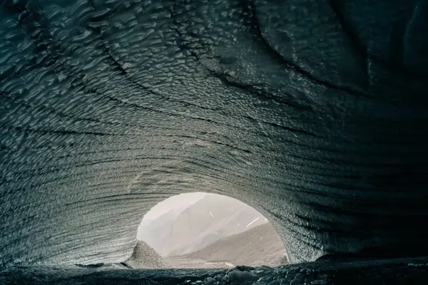 İçeriden yuvarlak buz mağarası manzarası. Cueva de Jimbo, Ushuaia, Tierra del Fuego. Yüksek kalite fotoğraf