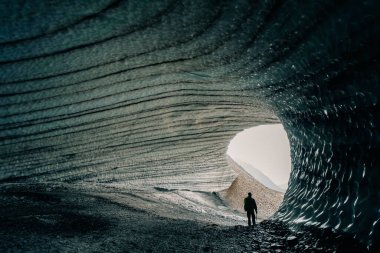 İçeriden yuvarlak buz mağarası manzarası. Cueva de Jimbo, Ushuaia, Tierra del Fuego. Yüksek kalite fotoğraf