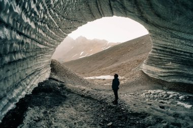 İçeriden yuvarlak buz mağarası manzarası. Cueva de Jimbo, Ushuaia, Tierra del Fuego. Yüksek kalite fotoğraf