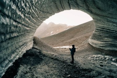 İçeriden yuvarlak buz mağarası manzarası. Cueva de Jimbo, Ushuaia, Tierra del Fuego. Yüksek kalite fotoğraf