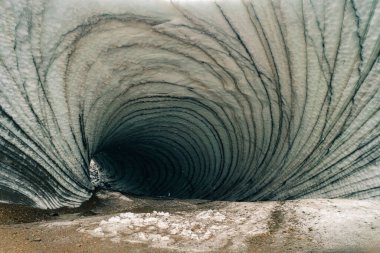 İçeriden yuvarlak buz mağarası manzarası. Cueva de Jimbo, Ushuaia, Tierra del Fuego. Yüksek kalite fotoğraf