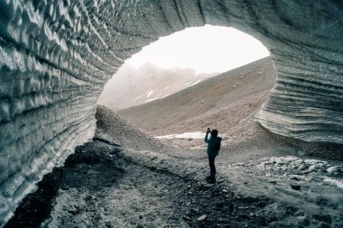 İçeriden yuvarlak buz mağarası manzarası. Cueva de Jimbo, Ushuaia, Tierra del Fuego. Yüksek kalite fotoğraf