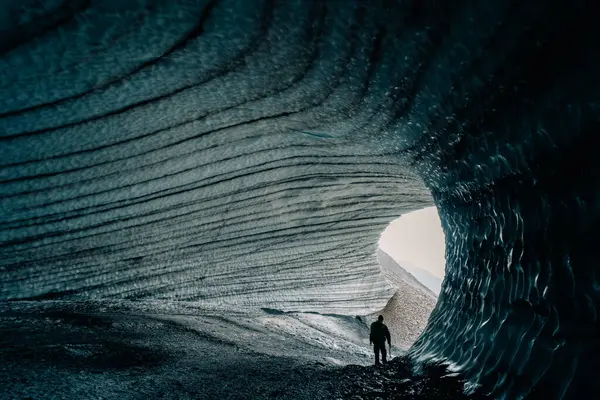 İçeriden yuvarlak buz mağarası manzarası. Cueva de Jimbo, Ushuaia, Tierra del Fuego. Yüksek kalite fotoğraf