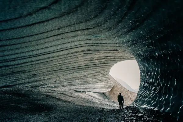 内側からの丸いトンネル氷の洞窟ビュー カエヴァ ジンボ ウシュアイア フエゴ 高品質の写真 — ストック写真