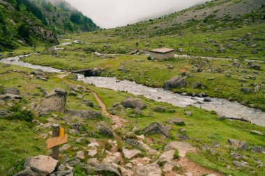 Pirenes dağlarında yürüyüş parkuru, İspanya. Yüksek kalite fotoğraf
