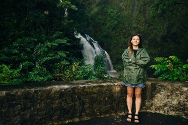 Hana, Maui, Hawai yolundaki şelale. Yüksek kalite fotoğraf