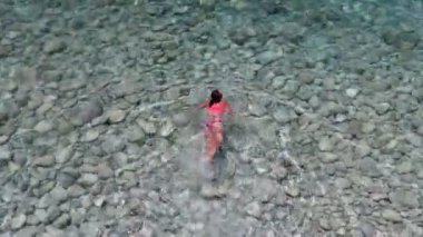 Kız hindiyle Akdeniz 'de yüzüyor.