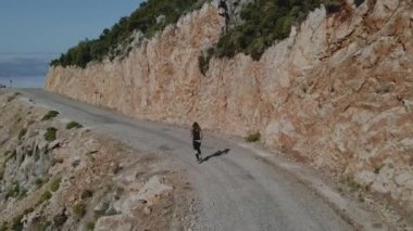 Kız Türkiye 'deki Lycian Yolu boyunca dağlarda koşuyor