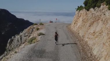 Kız Türkiye 'deki Lycian Yolu boyunca dağlarda koşuyor