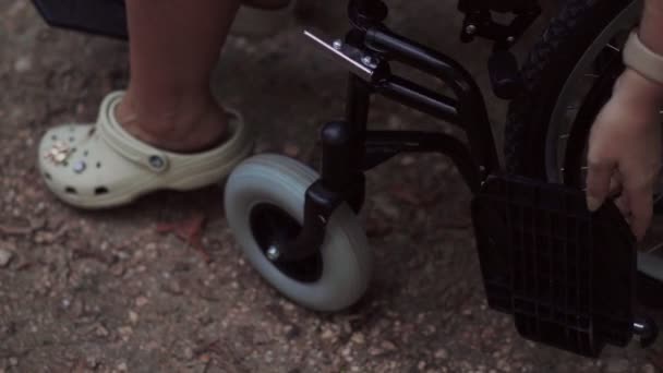 Niepełnosprawna Dziewczyna Wózku Porusza Dźwignią Parku Ciągu Dnia — Wideo stockowe