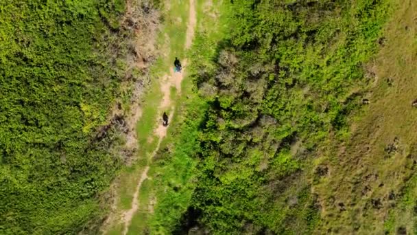 Personas Van Excursión Por Sendero Entre Las Colinas — Vídeo de stock