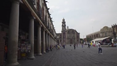 Mexico City, Meksika - 2 Mayıs 2023 Şehir merkezinde kalabalık.