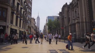 Mexico City, Meksika - 2 Mayıs 2023 Şehir merkezinde kalabalık.