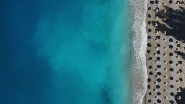 Luftaufnahme Von Sonnenliegen Strand Der Türkei — Stockvideo