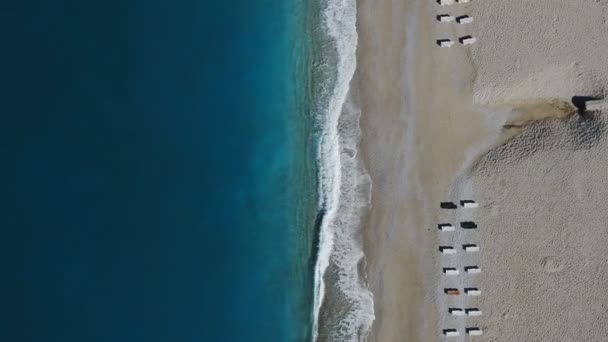 Luftaufnahme Von Sonnenliegen Strand Der Türkei — Stockvideo