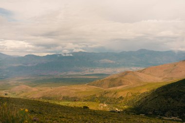 Cerro de los 14 Colores, Jujuy, Arjantin anoramasına giden yol. Yüksek kalite fotoğraf