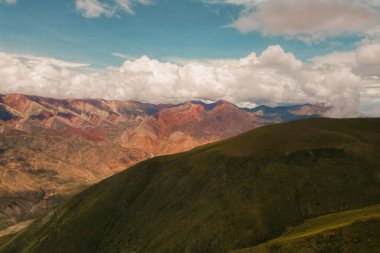 Cerro de los 14 Colores ya da 14 Renkli Dağ, Serrania de Hornocal, Jujuy, Arjantin 'den anorama. Yüksek kalite fotoğraf