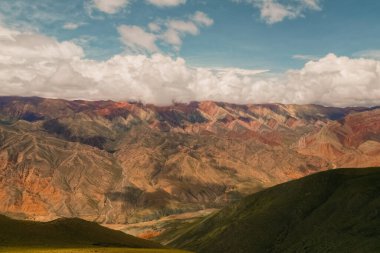 Cerro de los 14 Colores ya da 14 Renkli Dağ, Serrania de Hornocal, Jujuy, Arjantin 'den anorama. Yüksek kalite fotoğraf