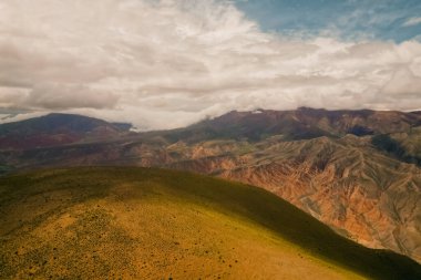 Cerro de los 14 Colores ya da 14 Renkli Dağ, Serrania de Hornocal, Jujuy, Arjantin 'den anorama. Yüksek kalite fotoğraf