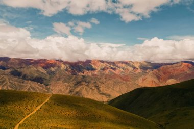 Cerro de los 14 Colores ya da 14 Renkli Dağ, Serrania de Hornocal, Jujuy, Arjantin 'den anorama. Yüksek kalite fotoğraf