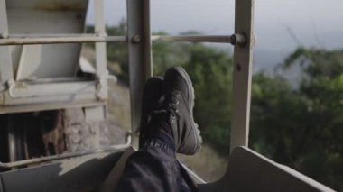 Hobo blogcular kameralarla yük trenine tırmanıyorlar