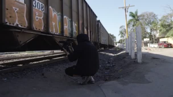 カメラで貨物列車を登るホボブブロガー — ストック動画