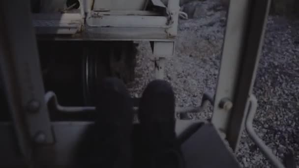 カメラで貨物列車を登るホボブブロガー — ストック動画