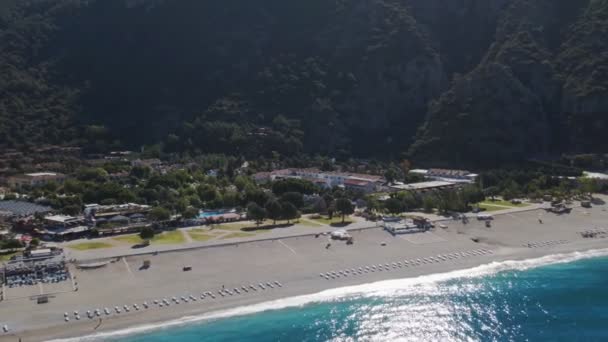 Luftaufnahme Vom Fallschirm Auf Dem Sandigen Strand Von Oludeniz Türkei — Stockvideo