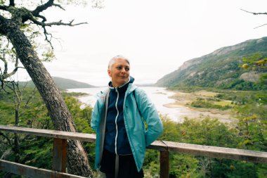 Tierra del Fuego 'daki dağların ortasındaki Bahia Lapataia' nın Idyllic manzarası. Yüksek kalite fotoğraf