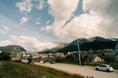 Ushuaia 'daki renkli evler, Tierra del Fuego, Arjantin - 2 Aralık 2023. Yüksek kalite fotoğraf