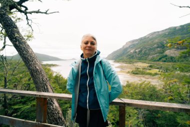 Tierra del Fuego 'daki dağların ortasındaki Bahia Lapataia' nın Idyllic manzarası. Yüksek kalite fotoğraf