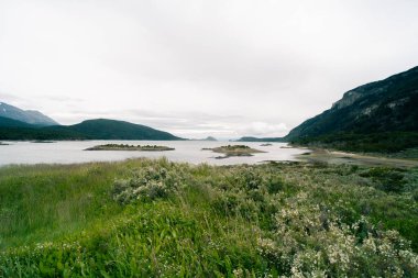 Tierra del Fuego 'daki dağların ortasındaki Bahia Lapataia' nın Idyllic manzarası. Yüksek kalite fotoğraf