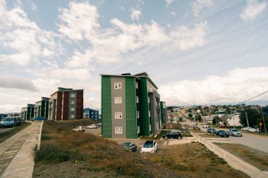 Ushuaia 'daki renkli evler, Tierra del Fuego, Arjantin - 2 Aralık 2023. Yüksek kalite fotoğraf