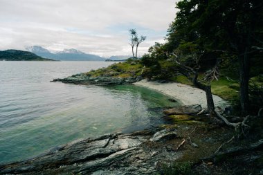 Bahia Lapataia 'da Tierra del Fuego' daki dağların ortasında. Yüksek kalite fotoğraf